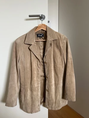 Beige mockakavaj från Petroff - Vintage mockajacka från Petroff