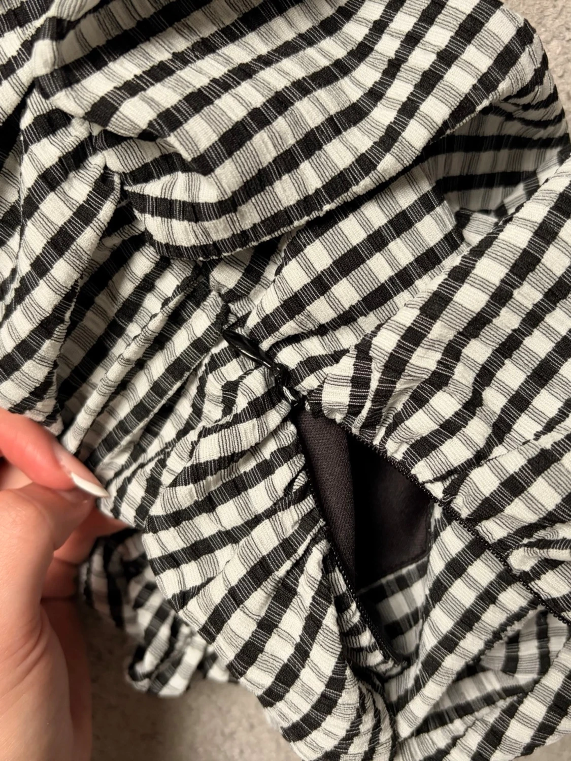 Rutig puffärmad topp i svartvitt - 1