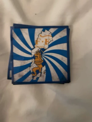 IFK klibbor blåvit - Säljer ett gäng blåvit/Ifk klibbor 1 kan du köpa för 3kr och man kan välja vilka och hur många man vill köpa av varje sort men de kostar 3kr styck