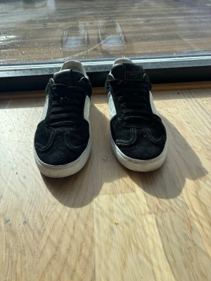 Ett par feta valentino flycrew  - Jag säljer dessa valentio flycrew för att det är för små               De har tappat 6 nitar.De kommer i deras dustbag men har inte boxen till dom, kan diskutera om priset              