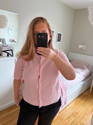 Kortärmad stickad tröja  - En jättefin kortärmad tröja/kofta med vita knappar från lager157 i storlek M, superhärlig färg inför våren och jätteskönt material, endast använd ett fåtal gånger 💖