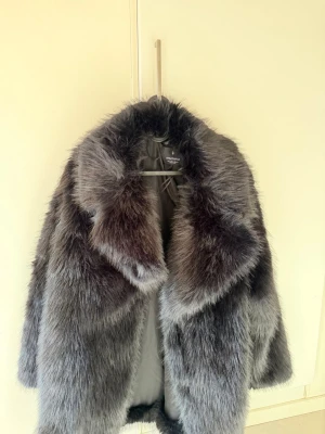 Pälsjacka  - Använd 1 gång storlek L passar M