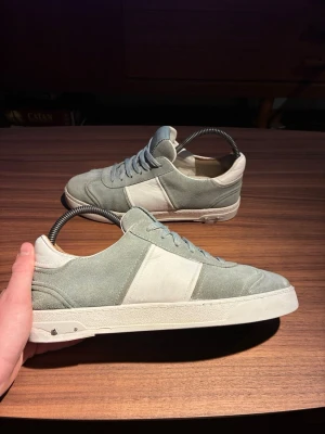 Valentino Flycrew  - Valentino Flycrew Sage/green Limited Edition   Väl omhändertagna   Saknar endast en del av spikarna som defekt  