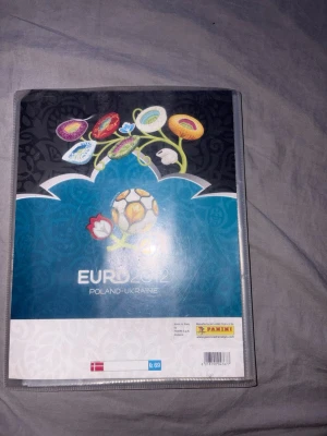 Fotbolls kort och fotbolls bok - Fotbolls kort och fotbolls bok med över 30 sidor av kort dem är bra skick och det är kort jag sparat i över 7 år