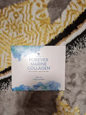 Forever Marine Collagen kosttillskott - Forever Marine Collagen är ett kosttillskott med hydrolyserat fiskkollagen, vitamin C, biotin och zink. Kommer i en vit och blå förpackning med 30 portionspåsar. Perfekt för dig som vill boosta hud, hår och naglar.