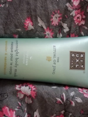 Rituals The Ritual of Jing body mask - The Ritual of Jing overnight body mask från Rituals med lavendel och sandelträ. Kommer i en mintgrön tub på 40 ml. Perfekt för nattlig hudvård och ger en lugnande känsla med sin doft av lavendel och sandelträ.