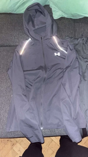 Under Armour dress - Säljer en grå vindjacka och byxor köptes för 2350 andvänd 2 gånger inomhus bara så typ helt ny.