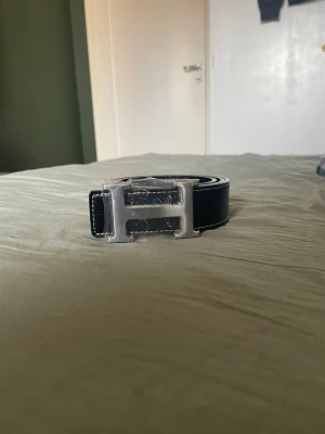 Herm3s bälte  - Herm3s bälte stil rent och snyggt passar till de flesta byxor i alla färger och är slittåligt 