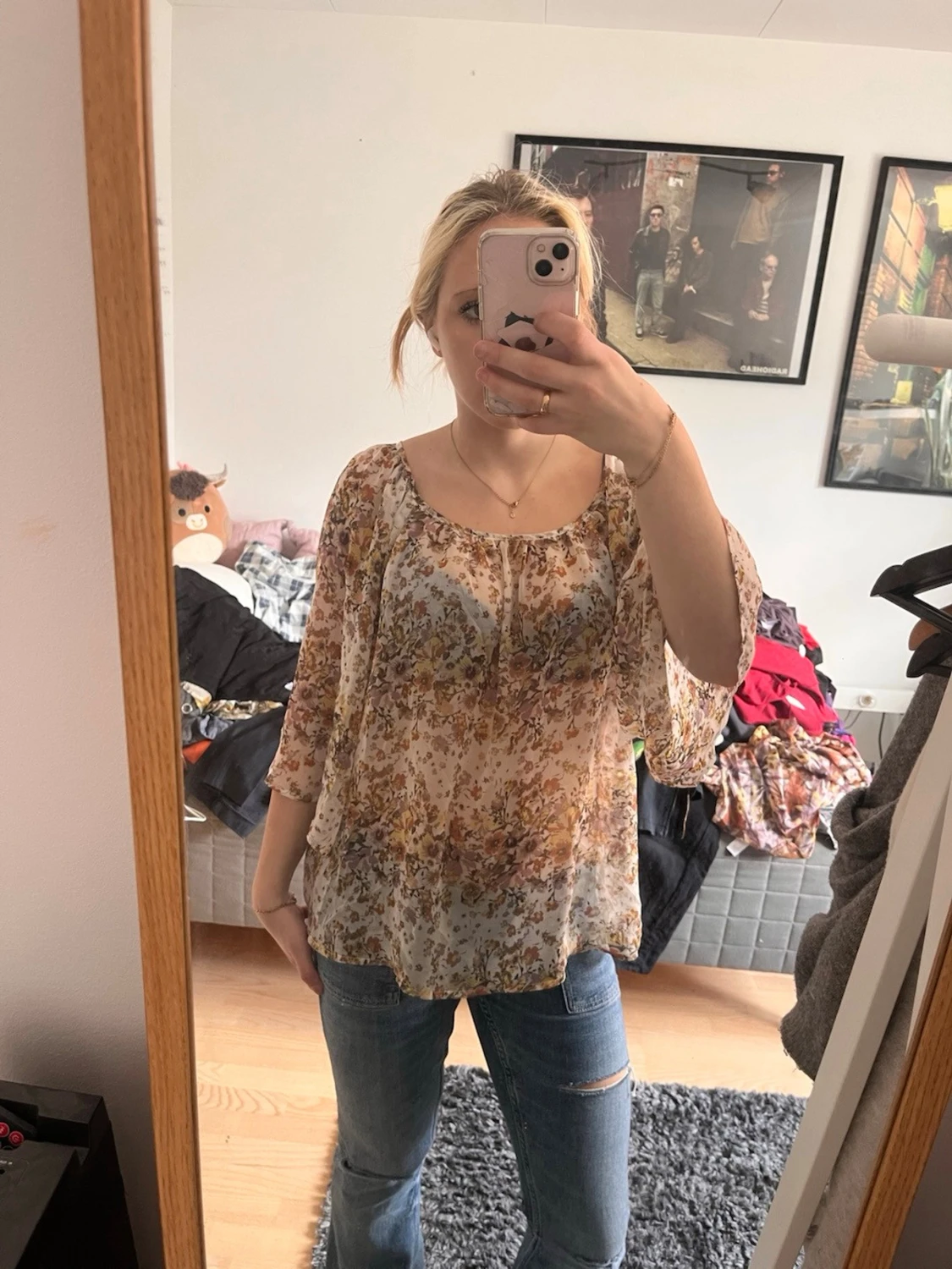 Blommig transparent blus med trekvartsärm