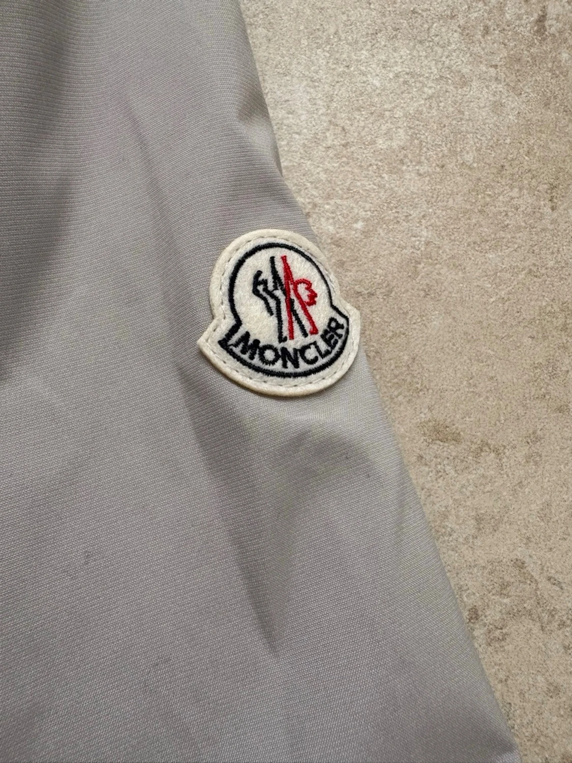 Ljusgrå vindjacka från Moncler - 4