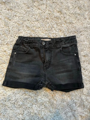 Jeansshorts - Snygga jeansskjorta med uppvikta benslut och klassisk femficksdesign. Shortsen är liten i storlek: midjemått rakt över 31 cm. Perfekta till sommaren❣️❣️