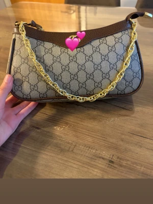 Väska  - Säljer denna väskan som aldrig är använd man får även med ett tjockt band 