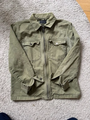 Olivgrön overshirt från Zara - Snygg overshirt från Zara i superbra skick! Skriv kring funderingar