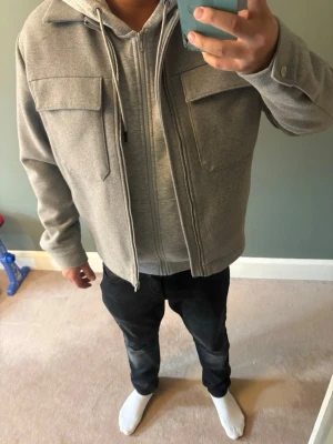 Overhsirt jacka  - En grå overhsirt jacka i storlek M men passar S, den är riktigt skön och passar till alla stilar, nästan helt ny och oanvänd. Jag är 182cm! Nypris 959kr