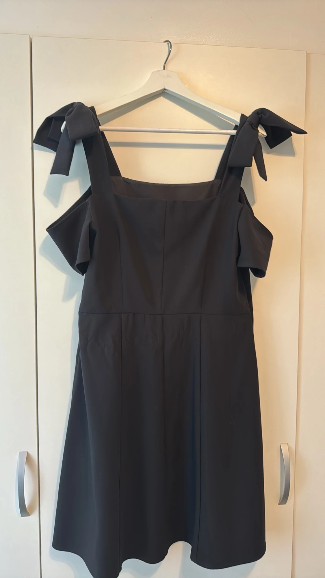 Svart klänning med rosettband - 2