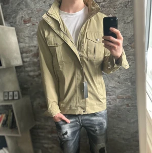  J.lindeberg field jacket  - Helt ny, inga defekter och tags medföljer! Storlek  L sitter som L, passar dig som är mellan 180-190cm ungefär. Nypris ca 4000kr. Modellen är 185 cm, 79 kg. Passar bra nu till våren! Skriv för mer information!🤝