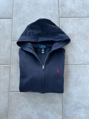 Marinblå Ralph Lauren zip hoodie  - Fint skick! Passar ca 170 cm Hör av dig vid frågor!