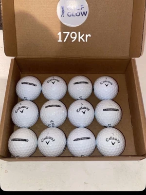 Callaway Supersoft A/B klass  - Säljer ett set med tolv vita golfbollar från Callaway, modell Supersoft. Bollarna levereras i en brun kartong och har klassisk rund form med Callaway-logga och texten Supersoft tryckt på varje boll. Perfekt för golfentusiasten som vill ha kvalitetsbollar.