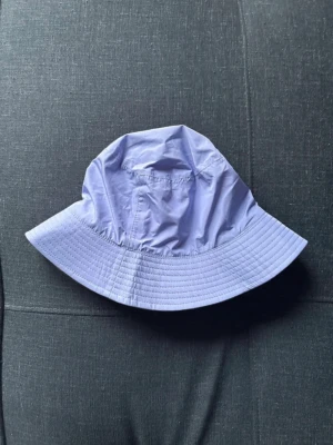 Bucket hat från Becksöndergaard - Snygg bucket hat från becksöndergaard i typ blålila och skogsgrönt💜💚stl M/L och aldrig använd✨gjord av polyester🤍