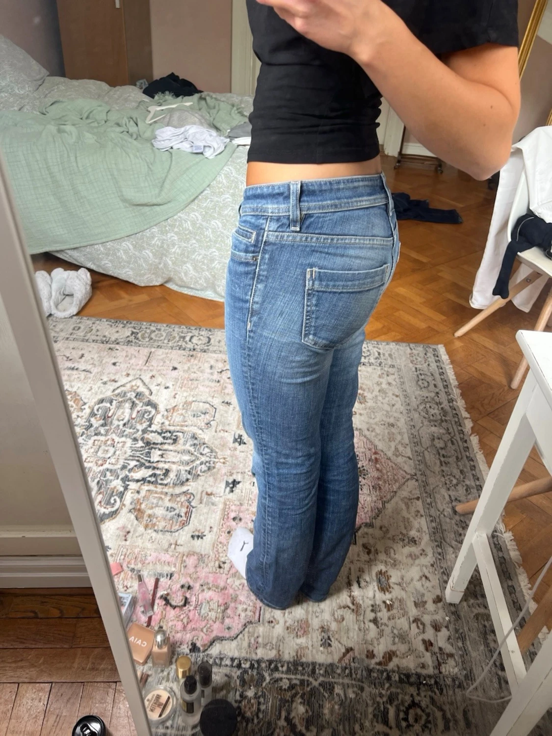 Blå bootcut jeans med mellanblå tvätt