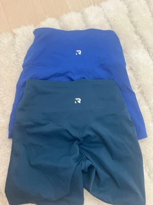 Relode shorts - Två par relode träningsshorts med diskret  scrunch i rumpan. Säljer 250kr styck❣️nypris 579😇 storlek xs använda max två gånger var 