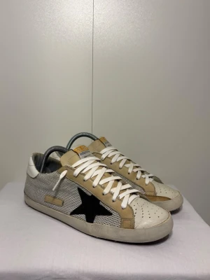 Golden Goose  - Golden Goose i storlek 41. Skick 8/10, lite slitage i hälarna men de har mycket kvar att ge! Pris 899 men kan diskuteras! Fraktar samma dag :)