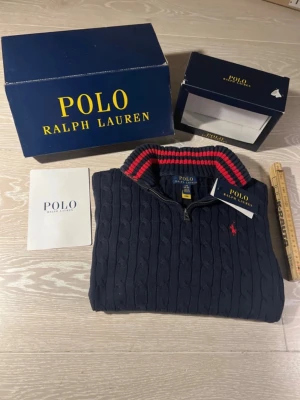Kabelstickad Ralph Lauren - Helt ny med prislapp 18-20 år XL barn passar 170 cm-motsvarar S | Skick 10/10 och nypris ca 1700kr från kidsbranstore |