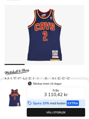Kyrie Irving Cavaliers basketlinne - Snyggt mörkblått basketlinne från Mitchell & Ness med Kyrie Irving och nummer 2 på ryggen. Framtill står det 'CAVS' i rött och gult. Klassisk NBA Hardwood Classics-design med gul och röd kant. Perfekt för basketfans!