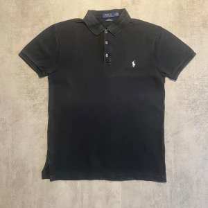 Svart Polo Ralph Lauren pike  - Jag Säljer en fet pike från Polo Ralph Lauren| skicket på tröjan är bra 8/10 | storlek M | ny pris 2000: mitt pris är 349 | skriv vid frågor och funderingar       