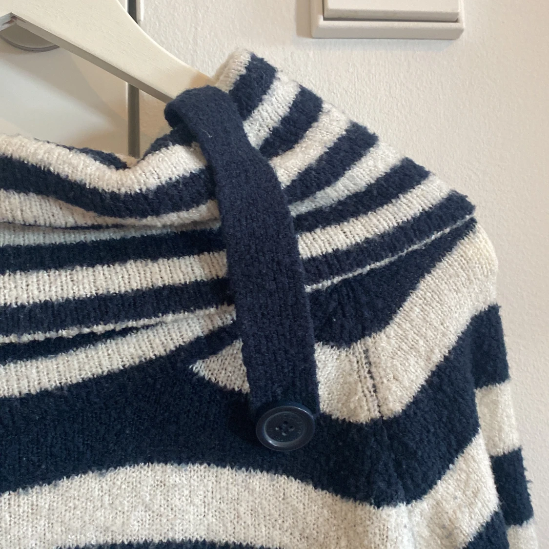 Randig stickad tröja med knappdetalj - 3