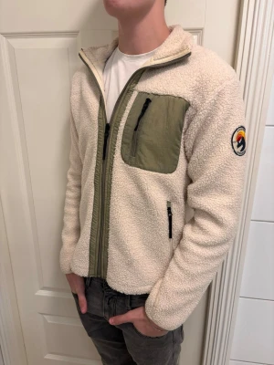 Flercejacka  -   Säljer Fleecejacka i från Everest  Storlek: S Skick: 9/10 Färg: Vit  💰 Pris: 299 kr