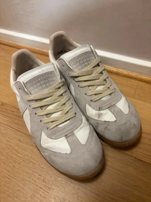 Maison margiela sneakers 42 - Ett par maison margiela i storlek 42, använt skick (6/10), finns många spår av användning. Säljer för detta priset av en anledning. Skriv vid någon fundering
