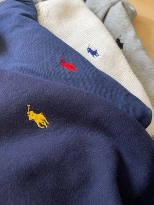 Resell bundle 3st - 3 st Ralph Lauren tröjor. Vita är storlek S andra är M 