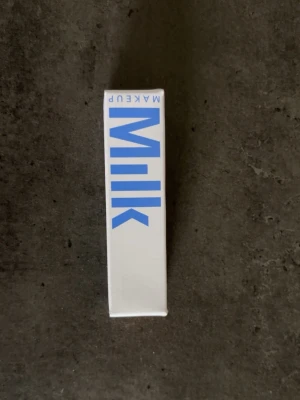 Milk Makeup Hydro Grip Gel Concealer - Milk Makeup Hydro Grip Gel Concealer i färgen 8                     Jag råkade köpa den i fel färg och därför är den helt oöppnad, inte ens uttagen ur kartongen.            Priset går självklart att diskutera