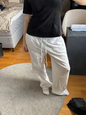 Linnebyxor - Säljer ett par vita linnebyxor från Gina Tricot. Byxorna har en lite baggy passform, perfekt inför sommaren!🤍 Priset är diskuterbart vid snabb affär🥰 