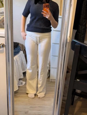 Mörkblå stickad tröja med struktur - Säljer en mörkblå stickad tröja med coolt strukturmönster. Tröjan har rund halsringning, ribbade muddar och är något kortare i modellen. Perfekt till jeans eller kjol för en avslappnad men snygg look.