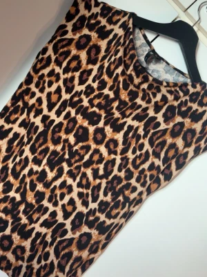 Leopardmönstrad topp  - Säljer en snygg leopardmönstrad topp från Lager 157. Toppen är ärmlös och har en rund halsringning. Materialet känns mjukt och stretchigt, perfekt för dig som vill sticka ut lite extra! den passar perfekt till allt❤️