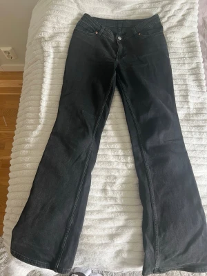 Svarta bootcut jeans - Säljer mina raka jeans från monki. Använda några få gånger och inga deffekter.