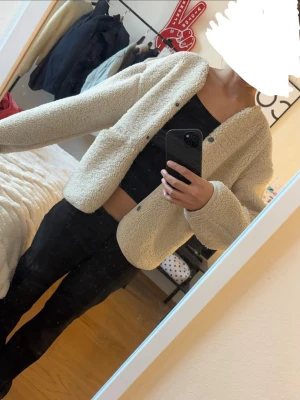 Beige teddyjacka med tryckknappar - Mysig beige teddyjacka i fluffigt material med tryckknappar framtill!✨💕 Den är i ett mycket bra skick och har knappt något tecken på andvändning!💕 skriv om du vill ha mått eller fler bilder