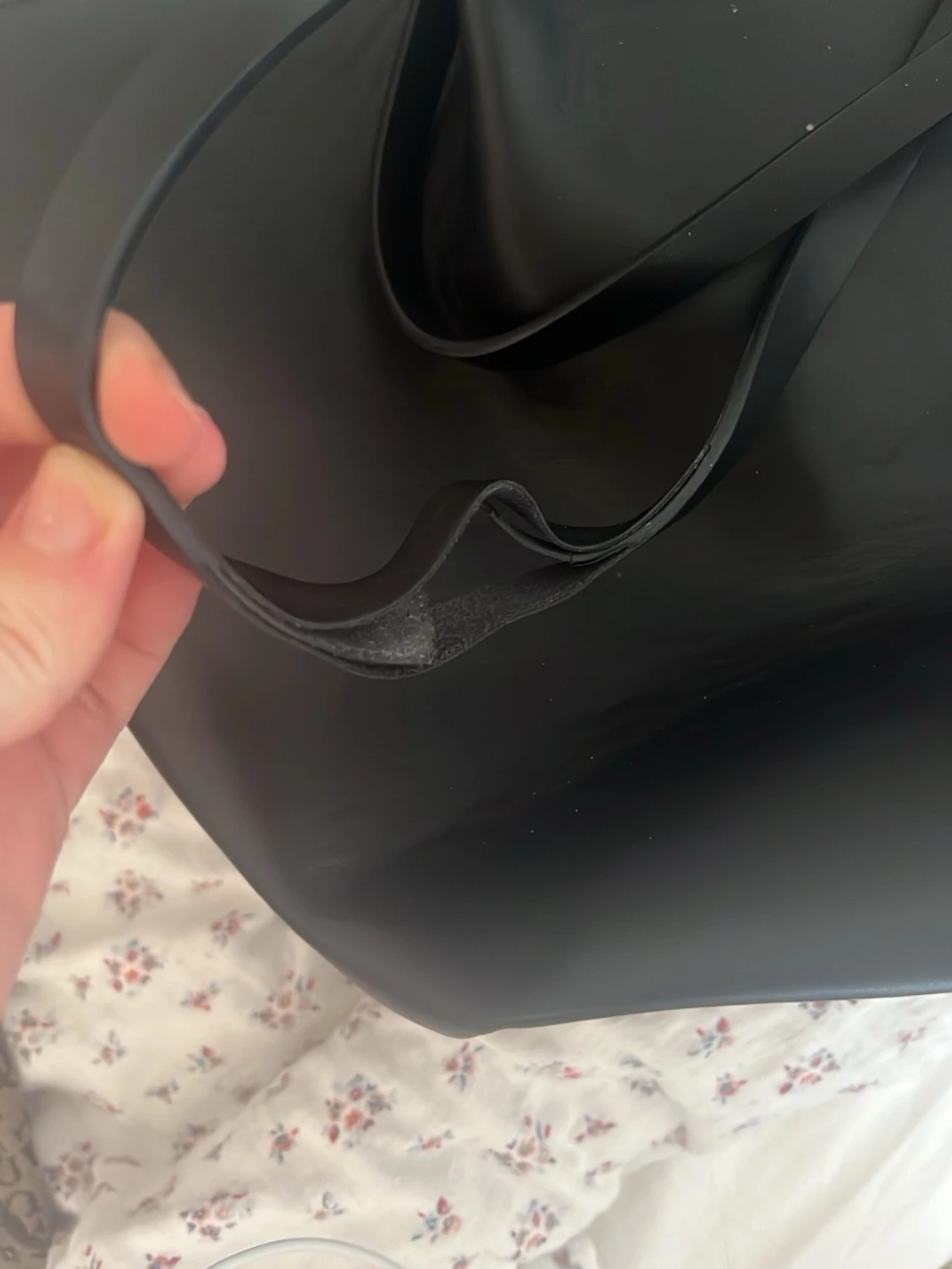 Svart shoppingväska med gulddetalj - 1