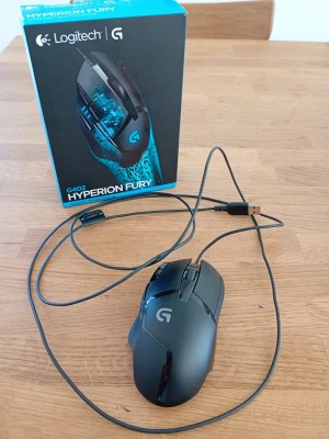 Logitech G402 Hyperion Fury Gamingmus - Köpt 2026-04-29 och sparsamt använd sen dess. Riktigt bra spelmus som ligger perfekt i handen med blixtsnabb respons. Som ny enligt bilder. Säljes då jag fick trådlös i present. Fås i originalförpackning och kvitto delas per mejl. Detaljer längst ned.  Nypris: 800 SEK Mitt pris: 389 SEK  Skriv vid frågor och se gärna mina andra annonser! Skapar gärna deals och paketpriser för just dina behov!   Skickas snabbt och spårbart med alla möjliga fraktsätt.  Teknisk specifikation Mått & vikt Djup (cm) 1