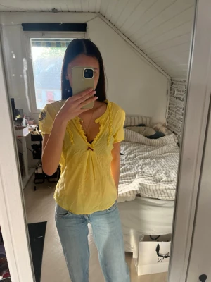 Gul blus med volangdetaljer - En fin gul odd molly blus, lite genomskinlig och passar bra med ett linne under eller utan!