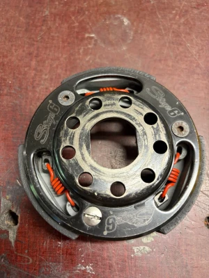 Paketpris Trimdelar till Aerox/Neos/Slider/Bws/aprillia osv - Hej, säljer delar som jag har över efter mopedtiderna. Dessa delarna kostade mig nästan 3000kr som nya, allt detta som syns säljs i ett paket för 1000kr, riktigt bra erbjudande om du frågar mig då detta setupen kan göra så din moped kraft ökas med en hel del till! Stage6 mk2 koppling (andvänd 1 månad). Malossi multivariator (endast testad) malossi 2x gula tryckfjäder till kopplingen, blå tryckfjäder ( 2 av dom är andvända, 1 av dom gula är hellt ny med förpackning.) 