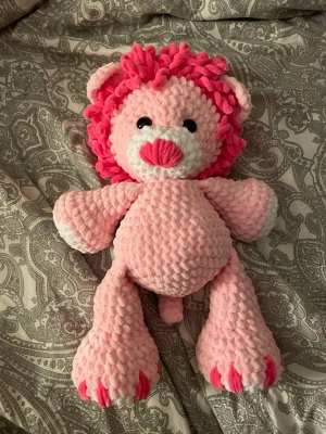 Rosa lejon virkad - Ett virkat rosa lejon. Handgjort utav mig. 