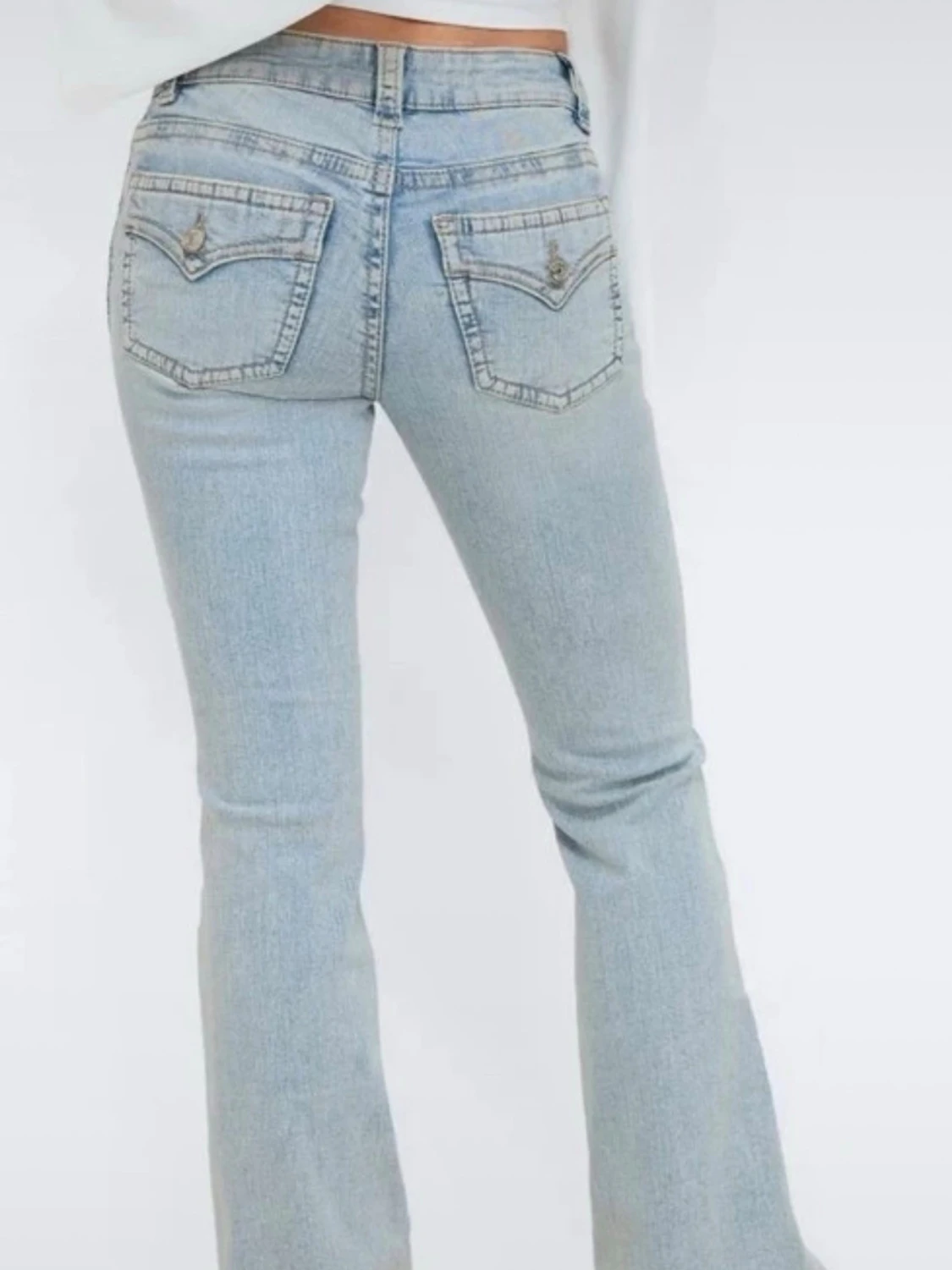 Ljusblå bootcut jeans från gina