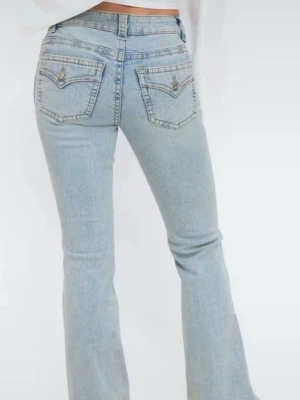 Ljusblå bootcut jeans från gina - Säljer ett par ljusblå bootcut jeans från gina trickot med klassiska fickor bak och snygga detaljer på ficklocken.  Oanvända