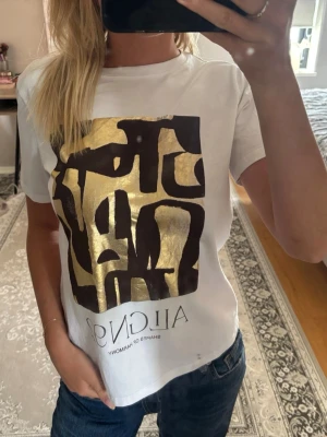 Vit t-shirt med guldtryck - Hellooo! Jag säljer en jätte fin tshirt ifrån Zara som är i jätte bra skick så jag inte använt den mer än 2 gånger. Lappen finns ej kvar men är i storlek S. 