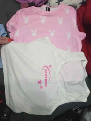 Y2K playboy topp - Vit och rosa topp från en Playboy x Missguided collab. Storlek S på båda. Priset gäller båda tröjorna tillsammans