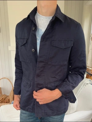 Massimo dutti overshirt  - Tja, säljer en snygg overshirt från Massimo Dutti. Storlek S och i toppen skick. Skriv till mig vid minsta fundering. Mvh Marius