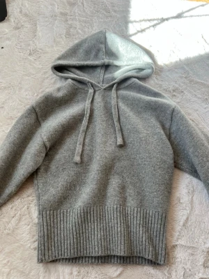 Grå stickad hoodie med huva - Mysig grå stickad hoodie med huva och dragsnören. I storlek S från Zara🩶